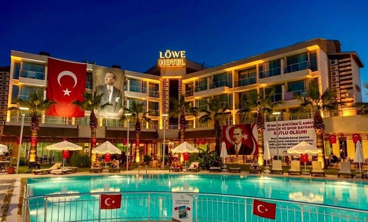 LÖWE HOTEL POOL BAR