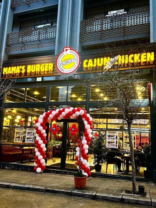 Mama's Burger & Cajun Galeria