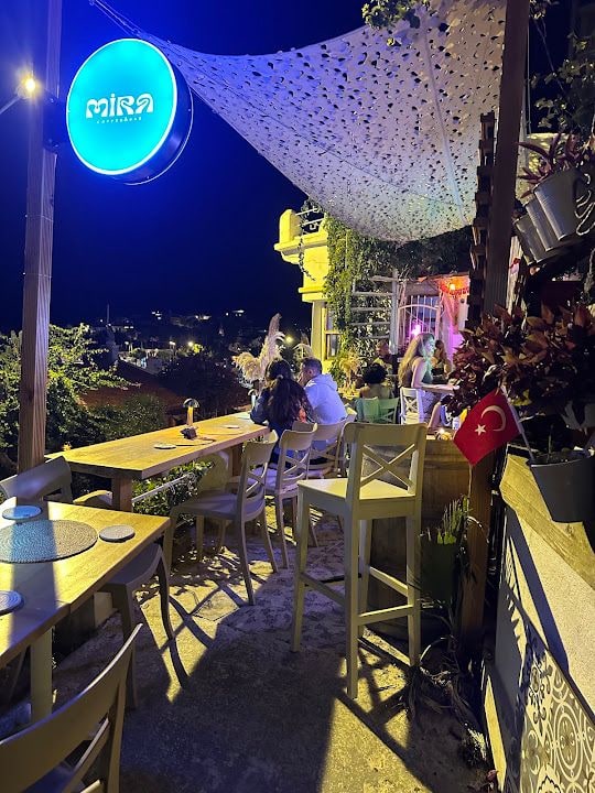 Mira Cafe & Bar