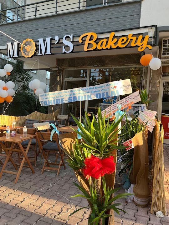 MOM'S BAKERY & CATERING