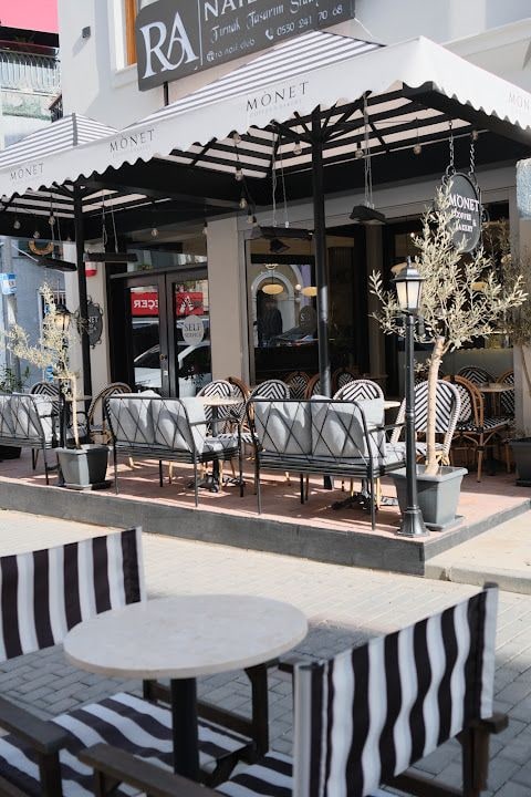 Monet Coffee & Bakery