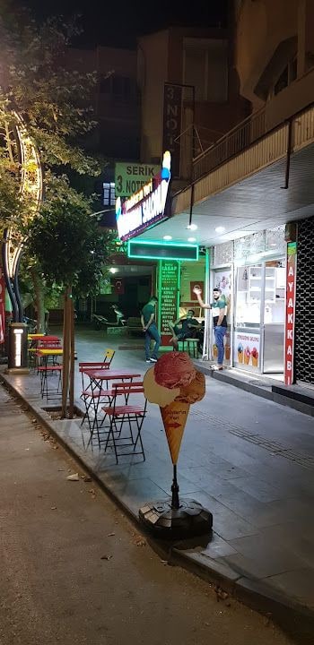 Muhtarın Yeri Dondurma Salonu