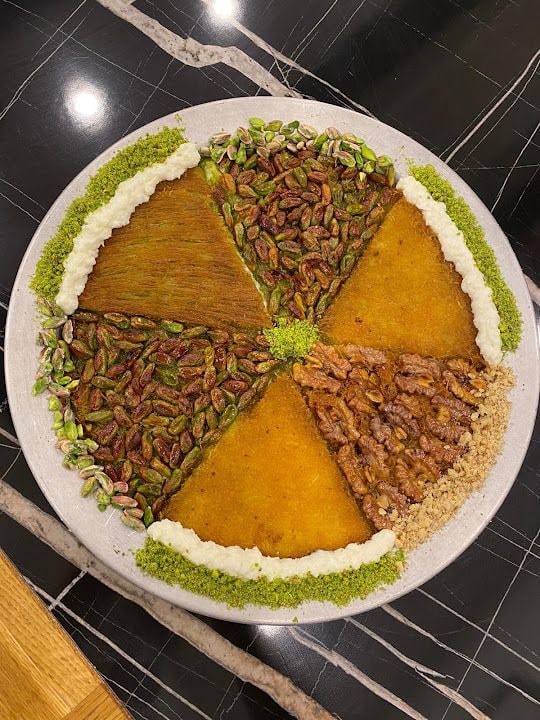 Özlem Dondurma, Künefe ve Baklava karacaahmet şube