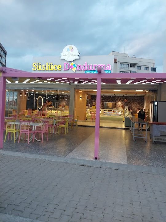 SÜSLÜCE DONDURMA TATLI VE PASTA