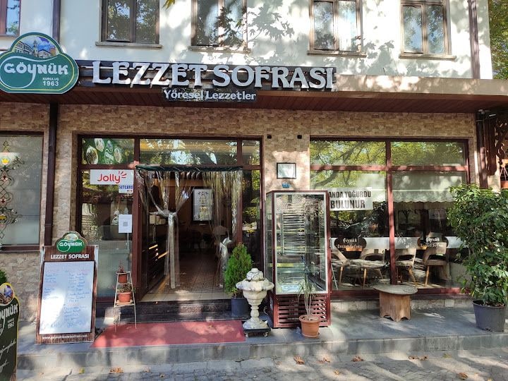Tarihi Çınaraltı Aile Çay Bahçesi