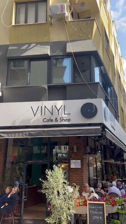 VINYL Cafe & Shop