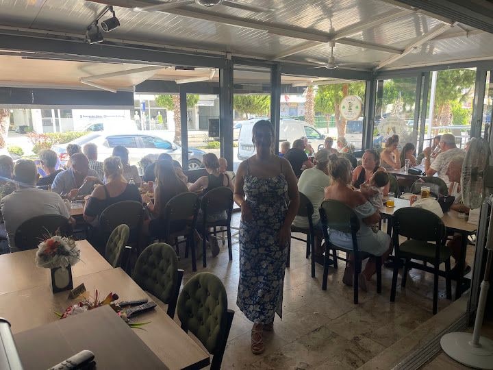 White Caffee Bistroo (Muddy Murphy’s)