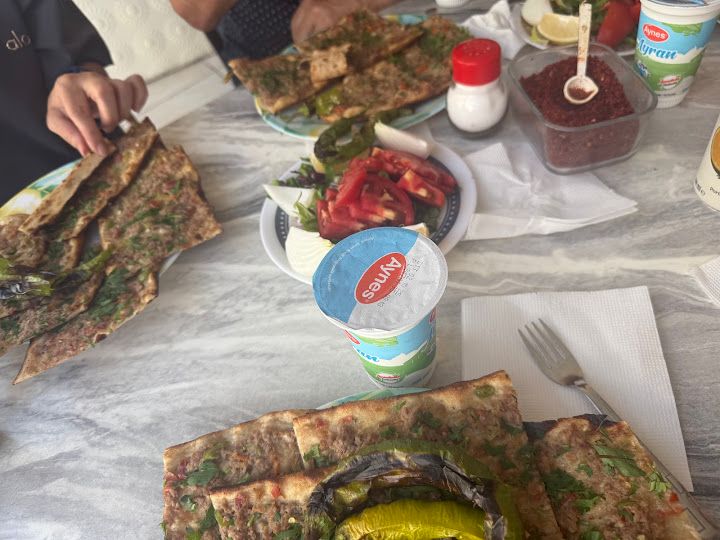 Yeni Üç Kardeşler Etli Pide Salonu
