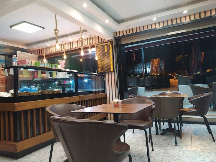 Meşhur Sarıyer Börekçisi Ve Büfe