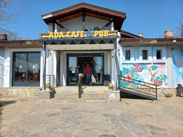 Ada kafe & pub