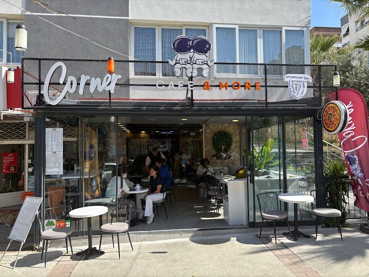 Corner cafe & more