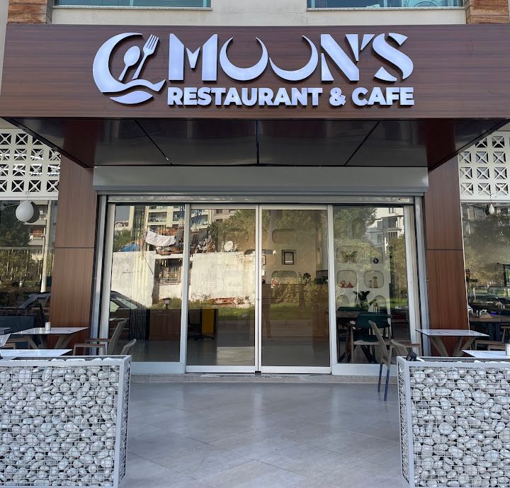 Moon's Restaurant And Cafe