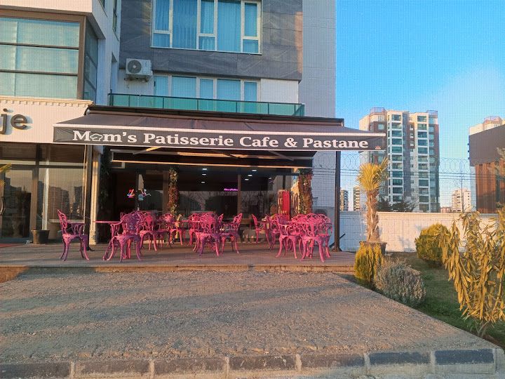 Mom's Patisserie & Cafe