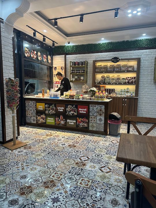 Helvacı Ali Kemalpaşa Dondurmalı İrmik Helvası & Waffle