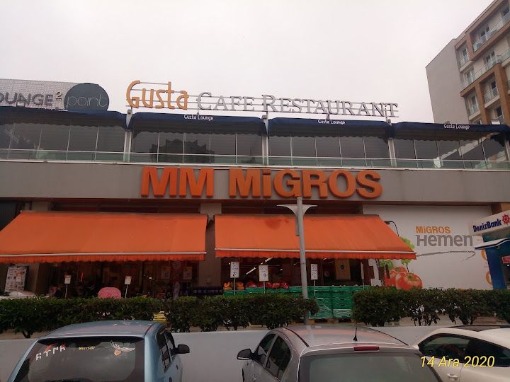 GUSTA LOUNGE