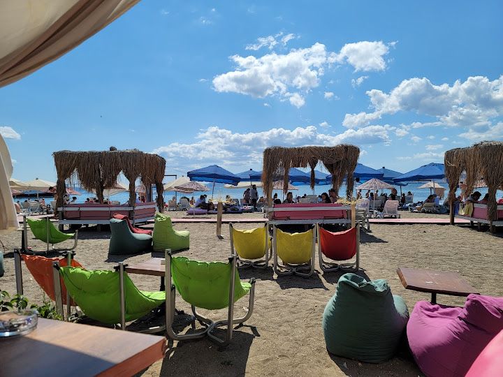 Cafe’ss Beach Club