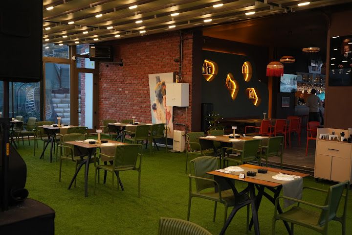 Aura Cafe & Pub