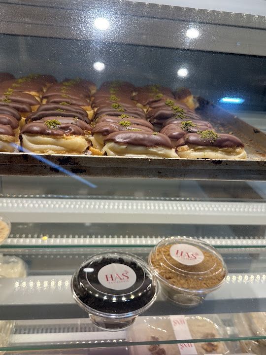 Has patisserie