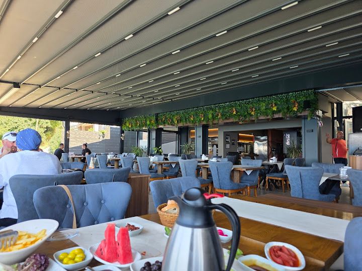 Hebb Cafe & Bistro