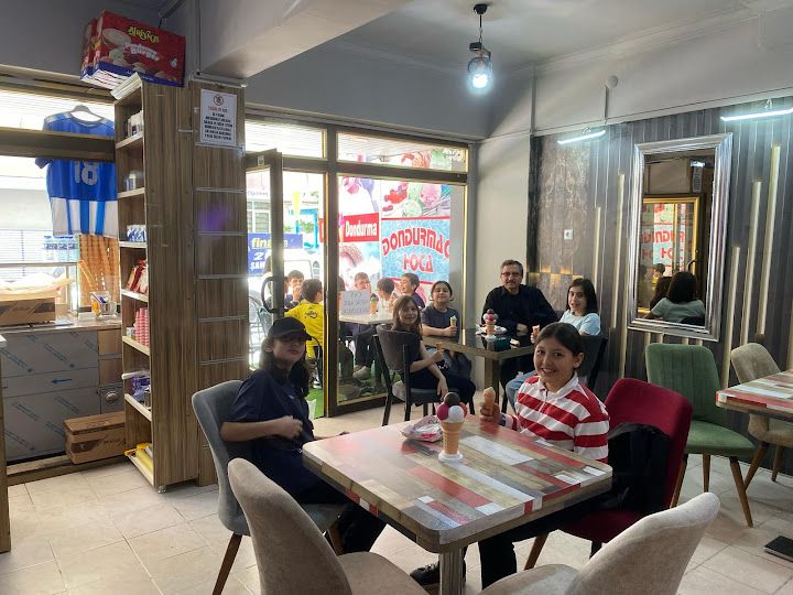 Kornet Dondurma Ve Çiğ Köfte (dondurmacı Hoca)