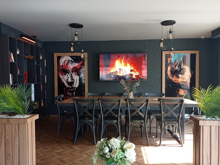 Loca Cafe & Restaurant