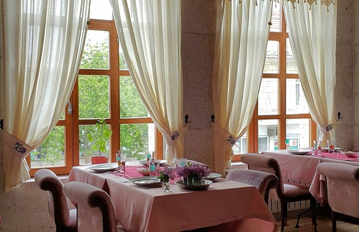 UÇHİSAR KADINELİ RESTAURANT