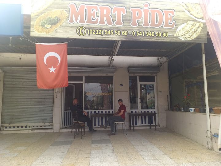 Kırmızı beyaz döner salonu