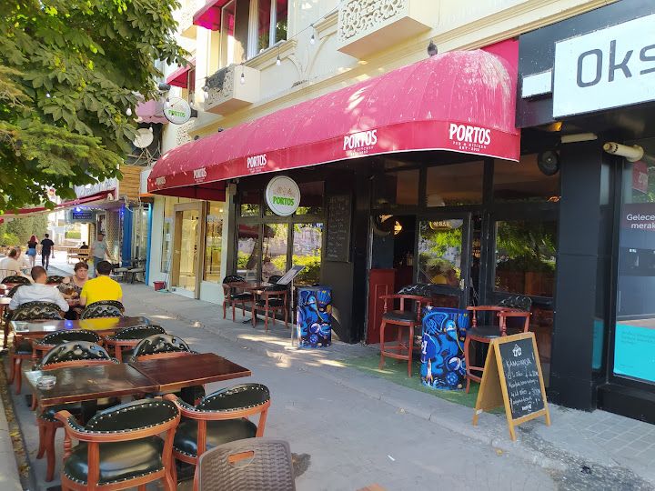 Portos Pub & Kitchen