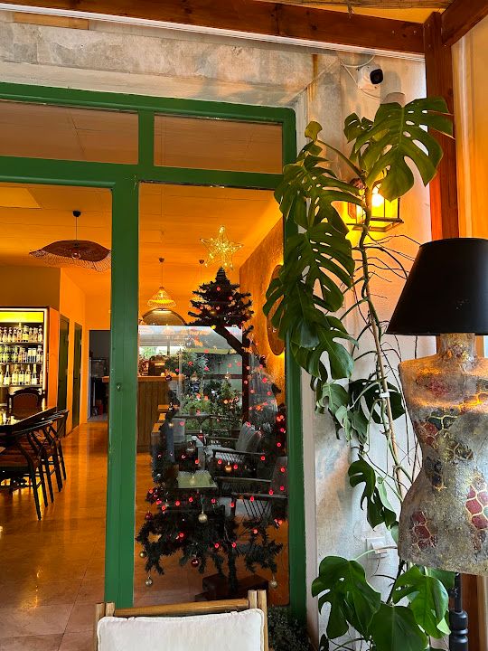 Luvi Cafe & Bar