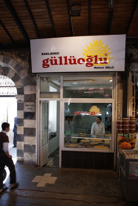 Tarihi Elmacıpazarı Güllüoğlu Baklava