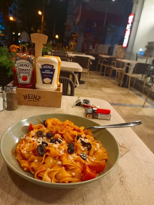Gusto Burger Pizza Makarna Salata