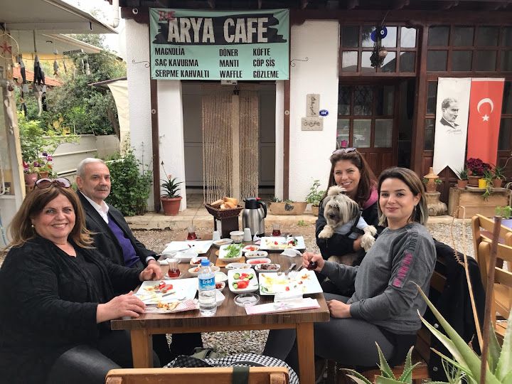 Arya cafe kahvaltı bahçesi