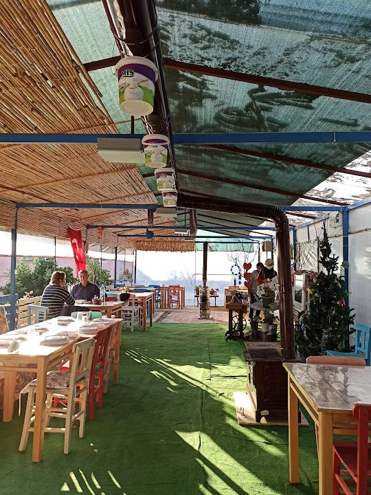 Köyün delisi kahvaltı salonu