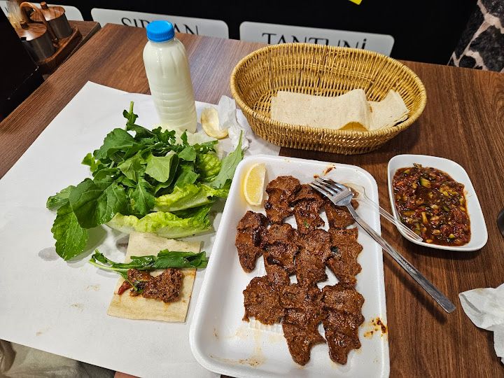 Tarihi Sur İçi Çiğ Köftecisi