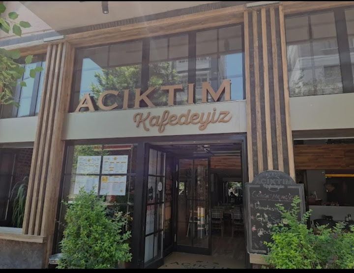 Acıktım Kafedeyiz