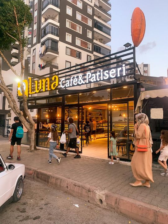 Luna Cafe & Patiseri