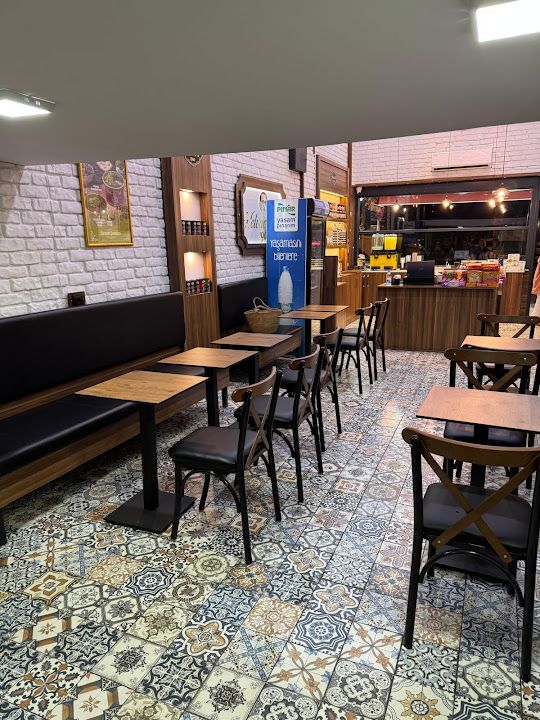 Helvacı Ali Turgutlu Dondurmalı İrmik Helvası & Waffle