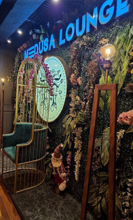 Queen Medusa Lounge