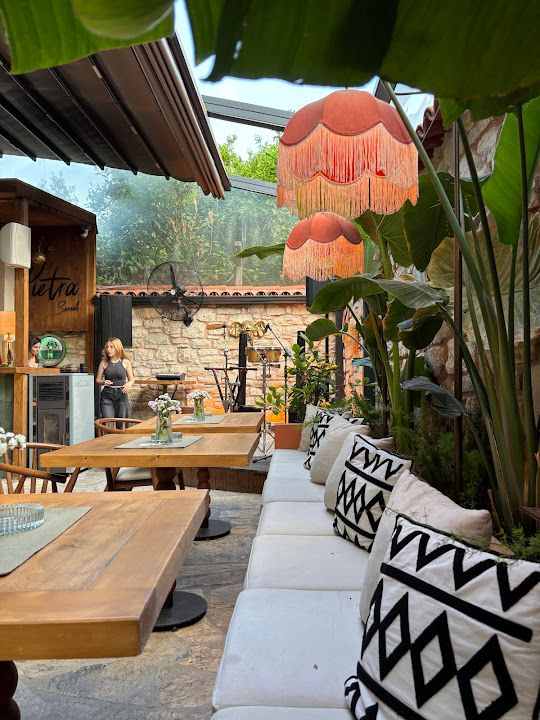 Pietra Social House