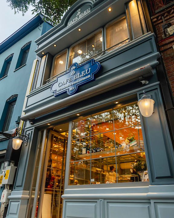 Le Cafe Bleu
