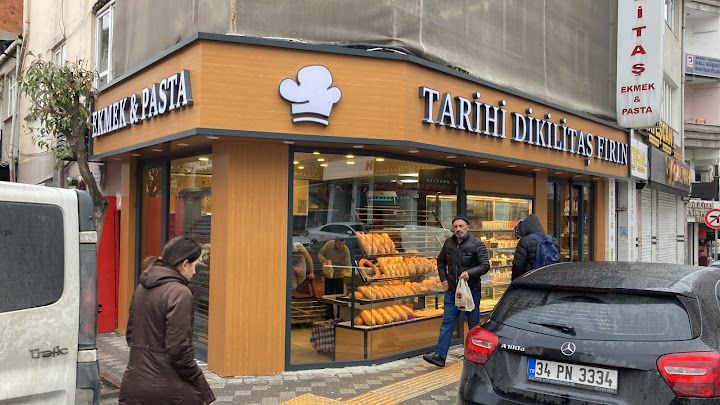 Tarihi Dikilitaş Ekmek Ve Pasta